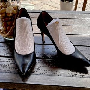 Tory Burch Greenwich Black Leather Pump.